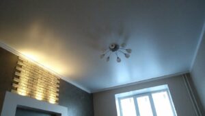 5 причин выбрать сатиновый натяжной потолок в спальню и гостиную