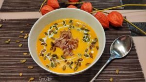 Тыквенный крем-суп со сливками и хрустящим беконом — нежный рецепт на бульоне